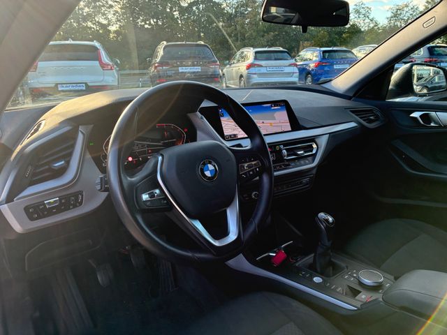 Fahrzeugabbildung BMW 218d Gran Coupé >NAV/AHK/LED/18Zoll Alu<