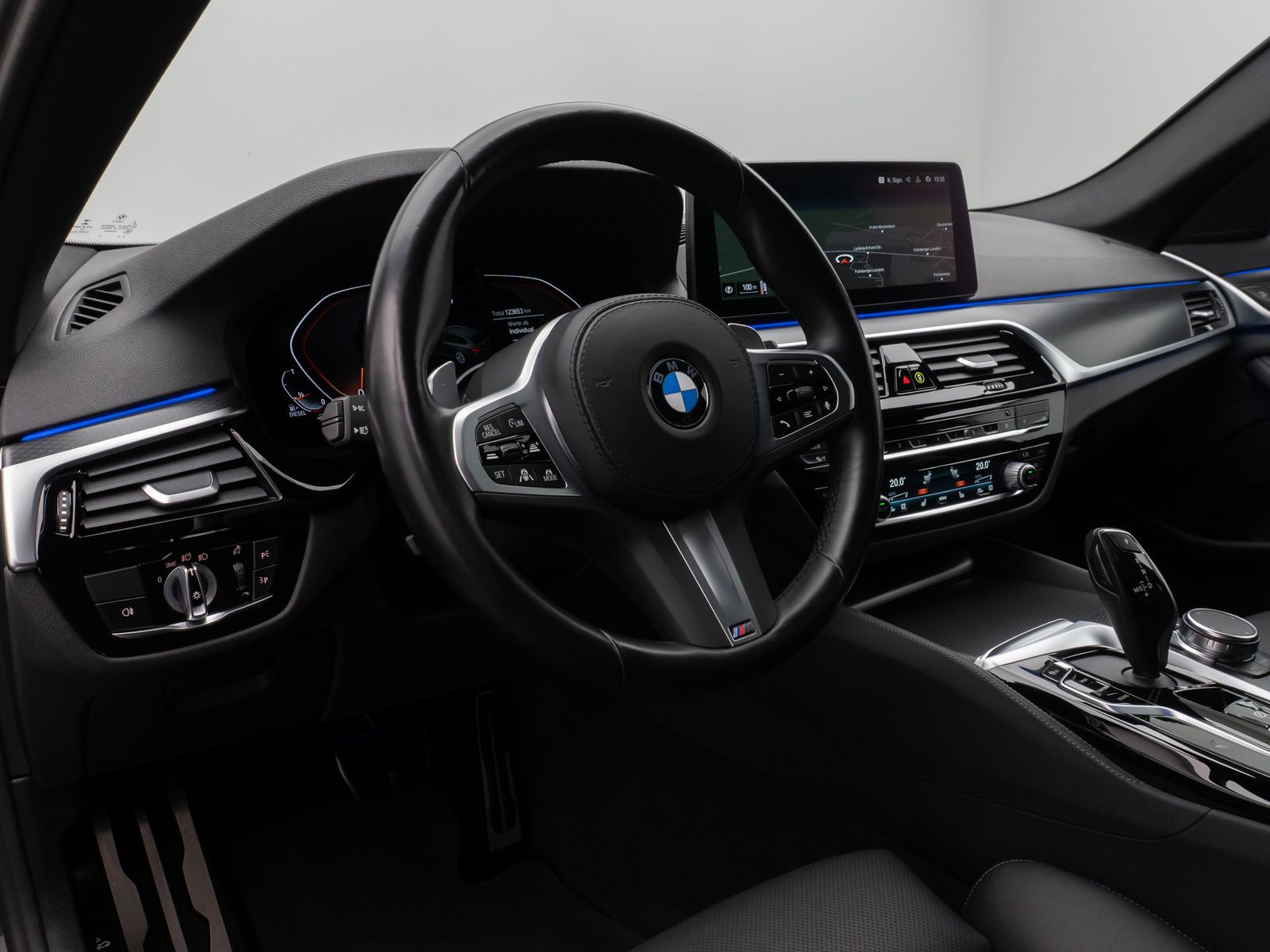 Fahrzeugabbildung BMW 530d xD M Sport Laser Kamera HUD DAB HiFi Komfor