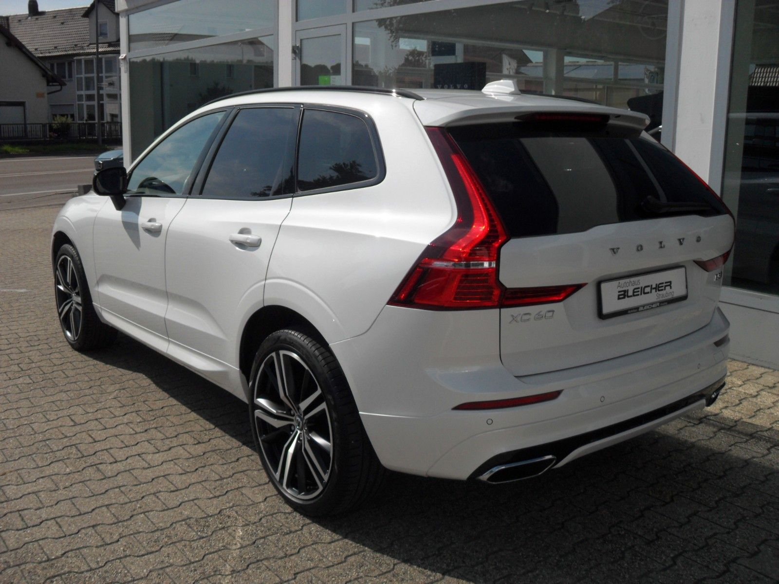 Fahrzeugabbildung Volvo XC 60 B5 R Design AWD | HeadUp |Bowers&Wilkins