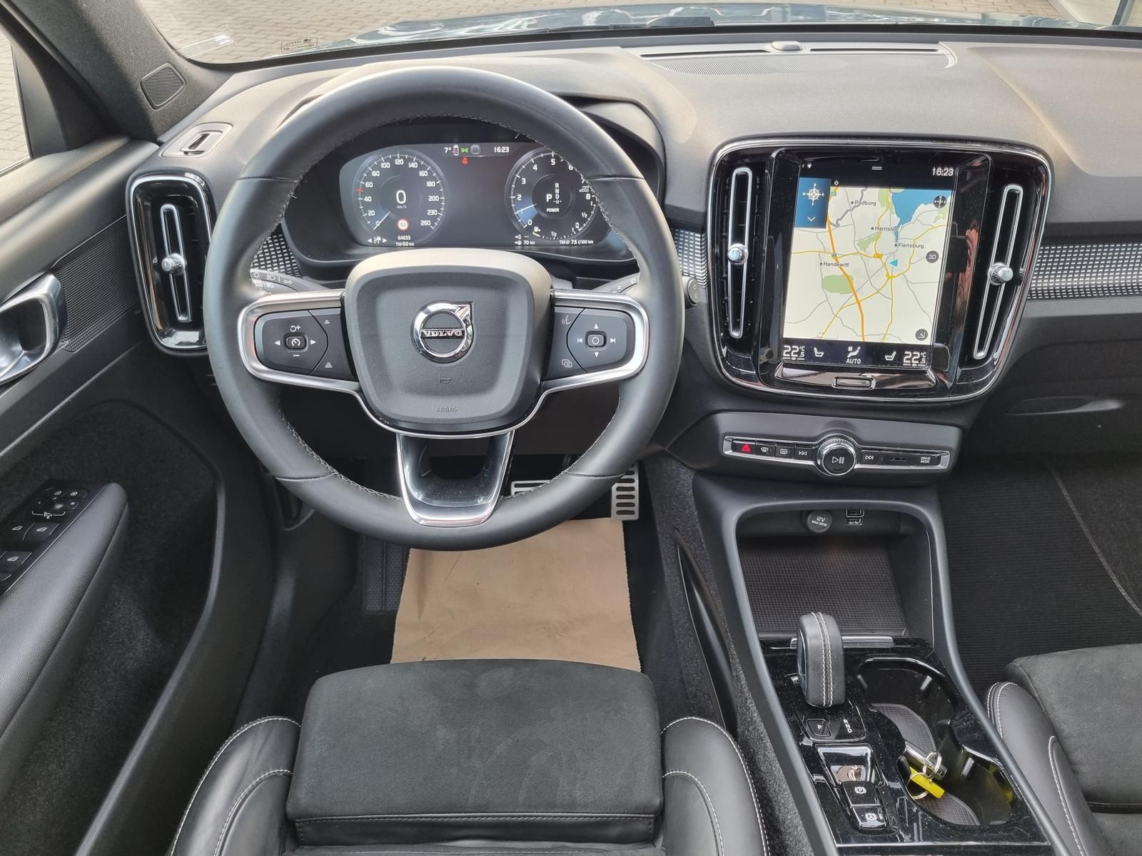 Fahrzeugabbildung Volvo XC40 T4 Recharge R-Design 'AHK, Panoramadach'