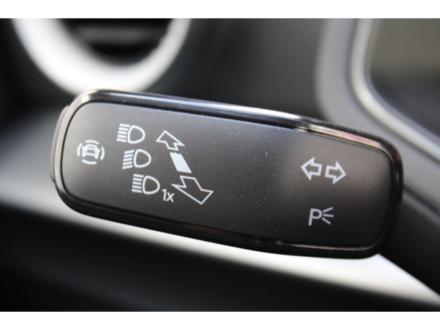 Fahrzeugabbildung SEAT Arona 1.5 TSI 110 kW FR DSG 10J Gar. ACC LED AHK