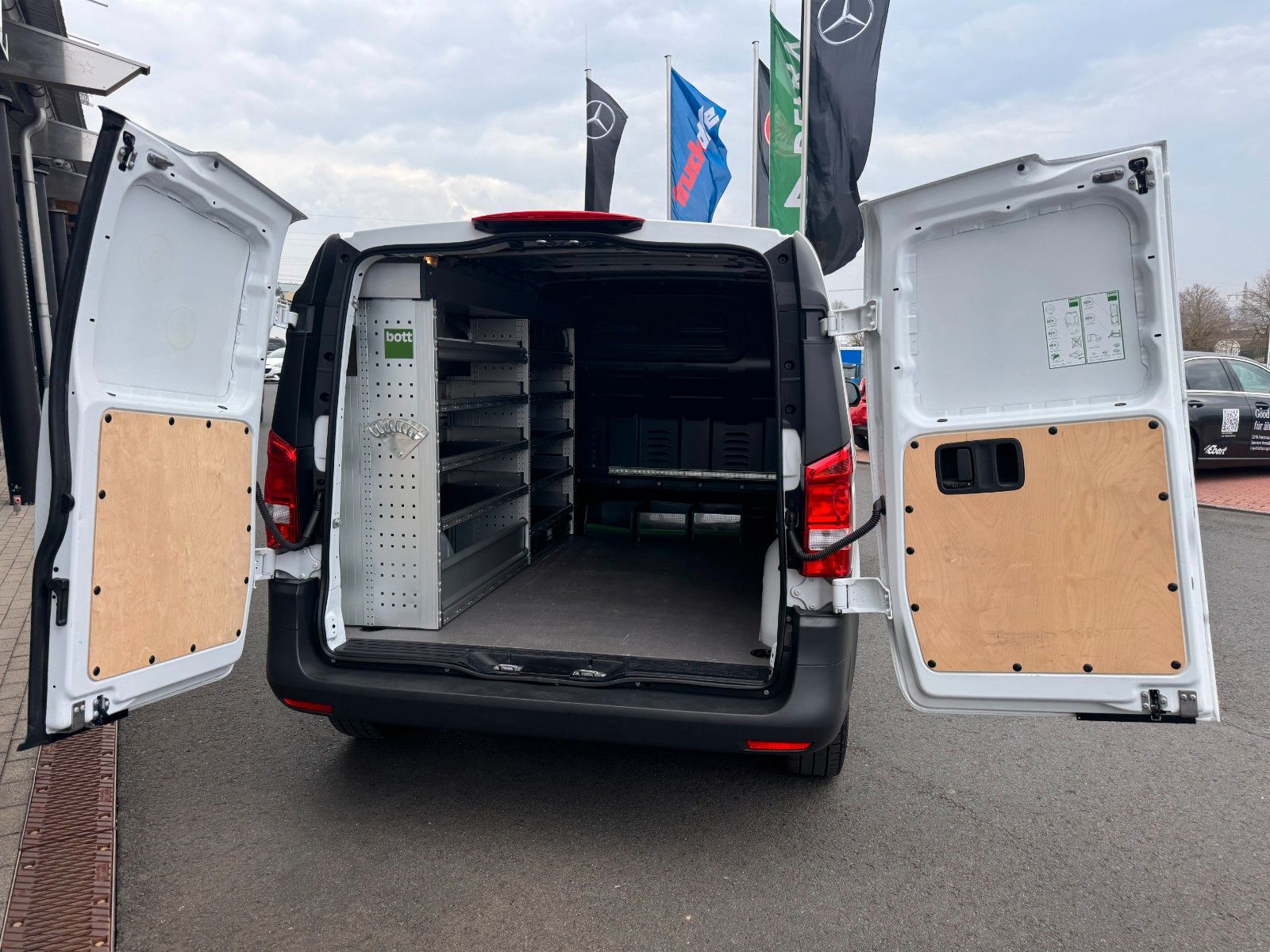 Fahrzeugabbildung Mercedes-Benz Vito 114 CDI 9G Kompakt BOTT REGAL Kamera Klima