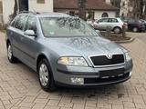 Skoda Octavia Combi 1.6 Elegance NAVI+LEDER+SHZ+PDC+SD - Skoda Octavia aus 2005: Kombi