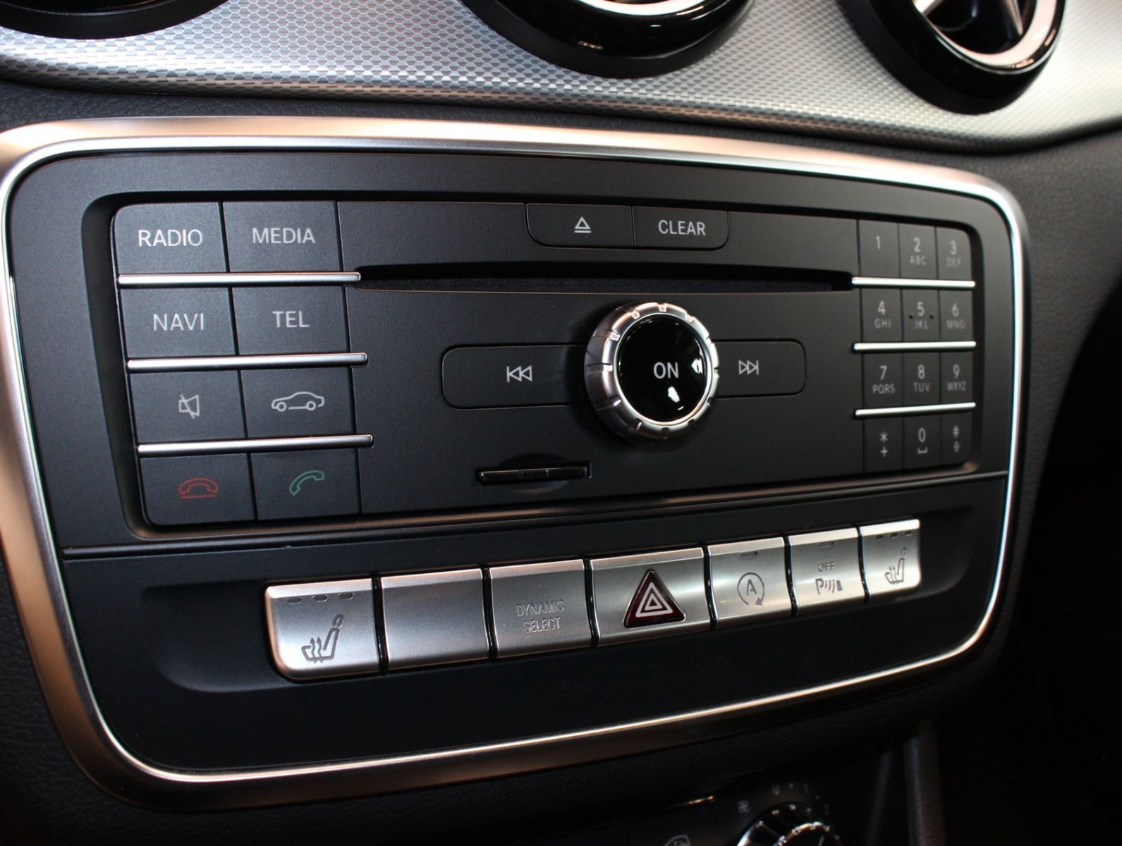 Fahrzeugabbildung Mercedes-Benz A 200 AMG Line BlueEff