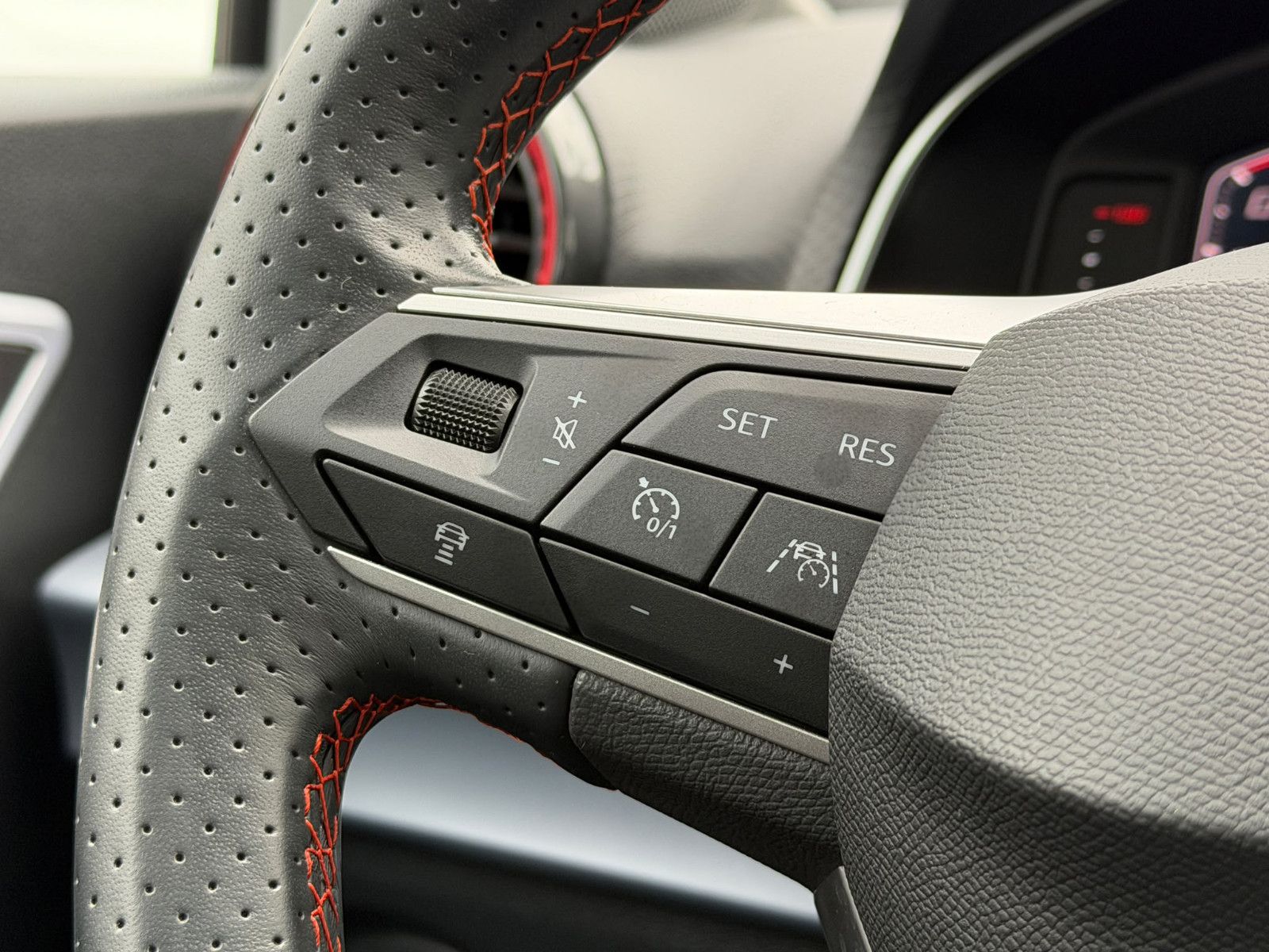 Fahrzeugabbildung SEAT Arona 1.0 TSI DSG FR ACC LED NAV PDC KAM SHZ