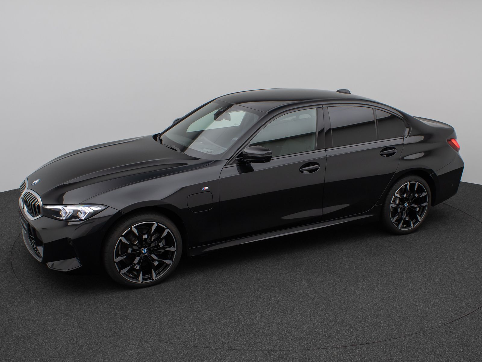 Fahrzeugabbildung BMW 330e M Sport 360°HUD DAB H/K Alarm ParkAs 19Zoll