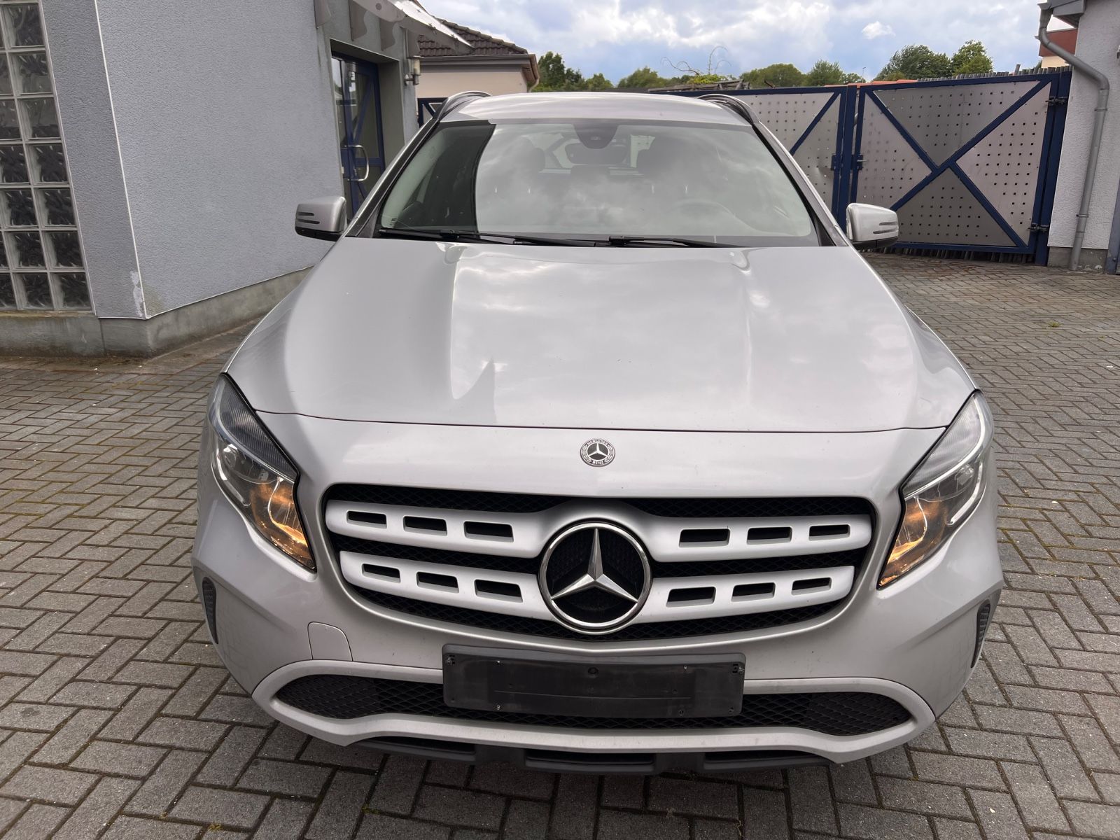 MERCEDES-BENZ GLA 180