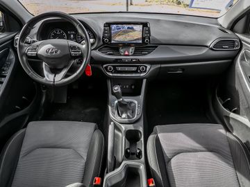 Hyundai i30 cw Pure Kamera Navi SHZ PDC TEMP