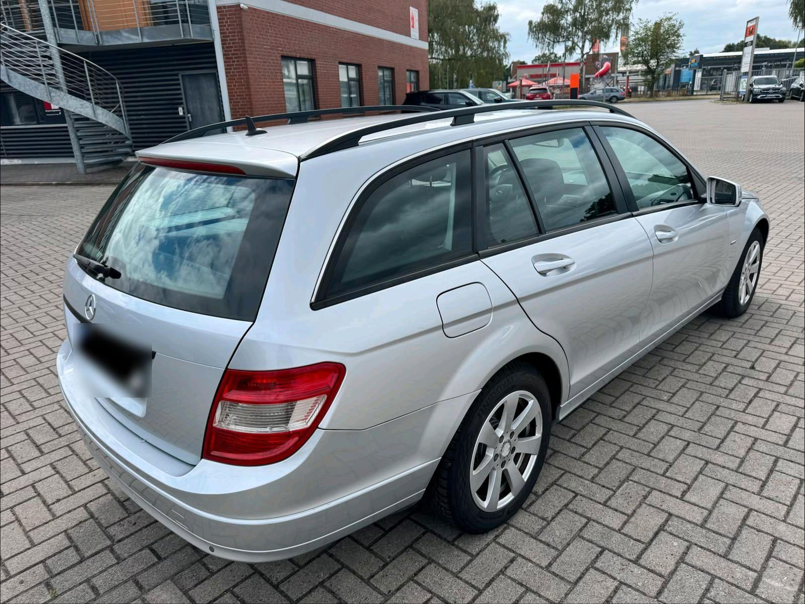 Mercedes-Benz C200 2010 — photo 13