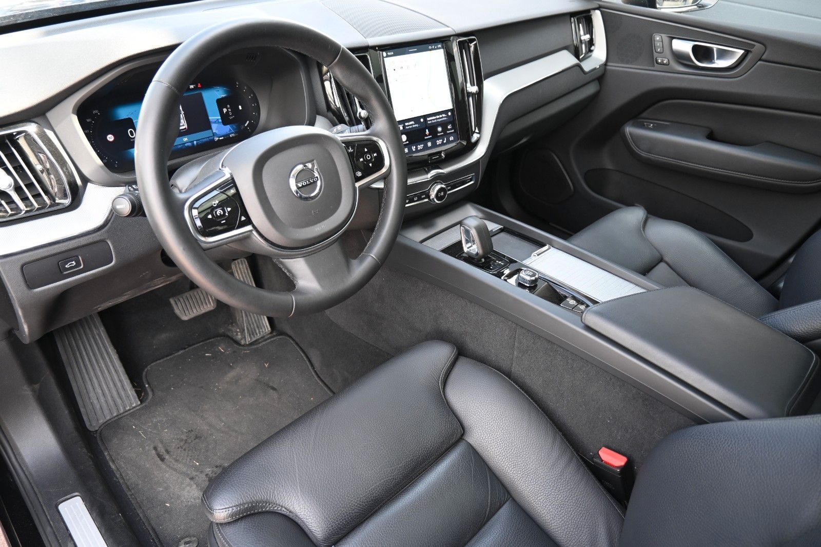Fahrzeugabbildung Volvo XC60 B4 D Plus Dark*FSHZG*PANO*360°*ACC