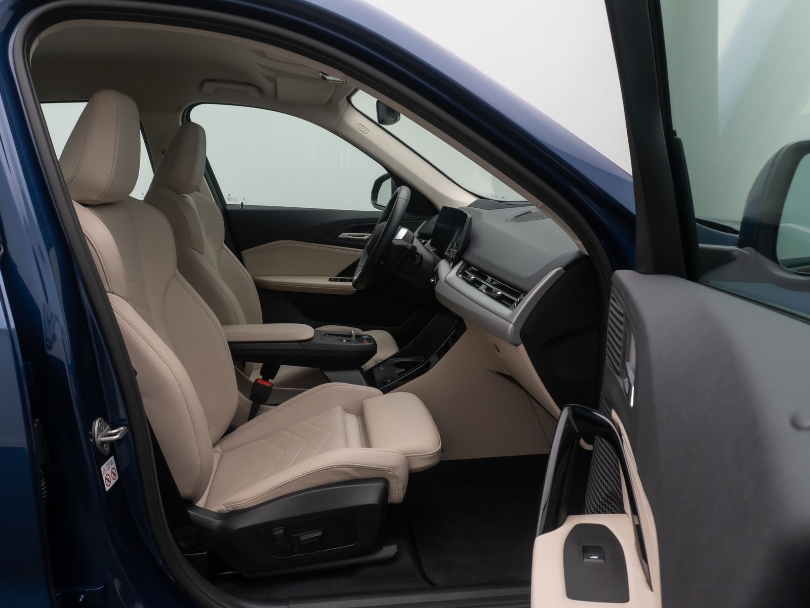 Fahrzeugabbildung BMW iX1 xD30 360&deg; HUD DAB Komfort AHK M Sport Leder