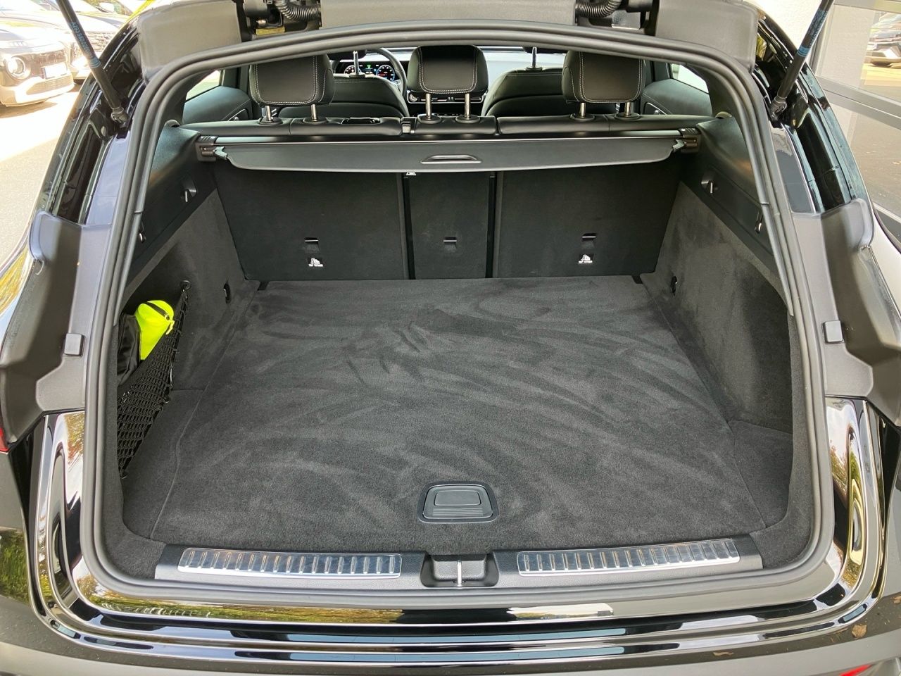 Fahrzeugabbildung Mercedes-Benz EQC 400 4M AMG+STNDHZ+MEMORY+MULTIB+AMBIENTE+++