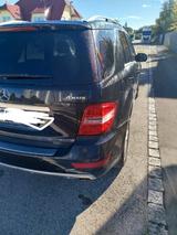 Mercedes-Benz 350 - schwarze Mercedes-Benz 350