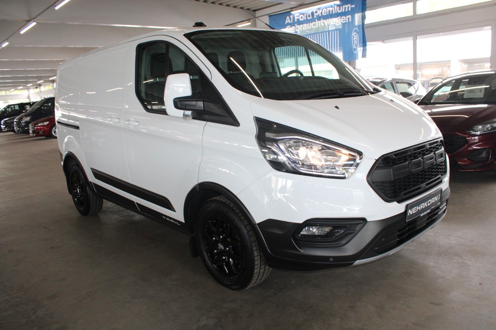Fahrzeugabbildung Ford Transit Custom TRAIL AHK Bott Einrichtung Leder