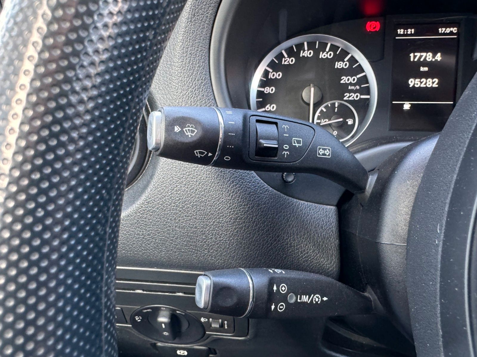 Fahrzeugabbildung Mercedes-Benz Vito 111 CDI Tourer Begleitfahrzeug BF3+ / WVZ