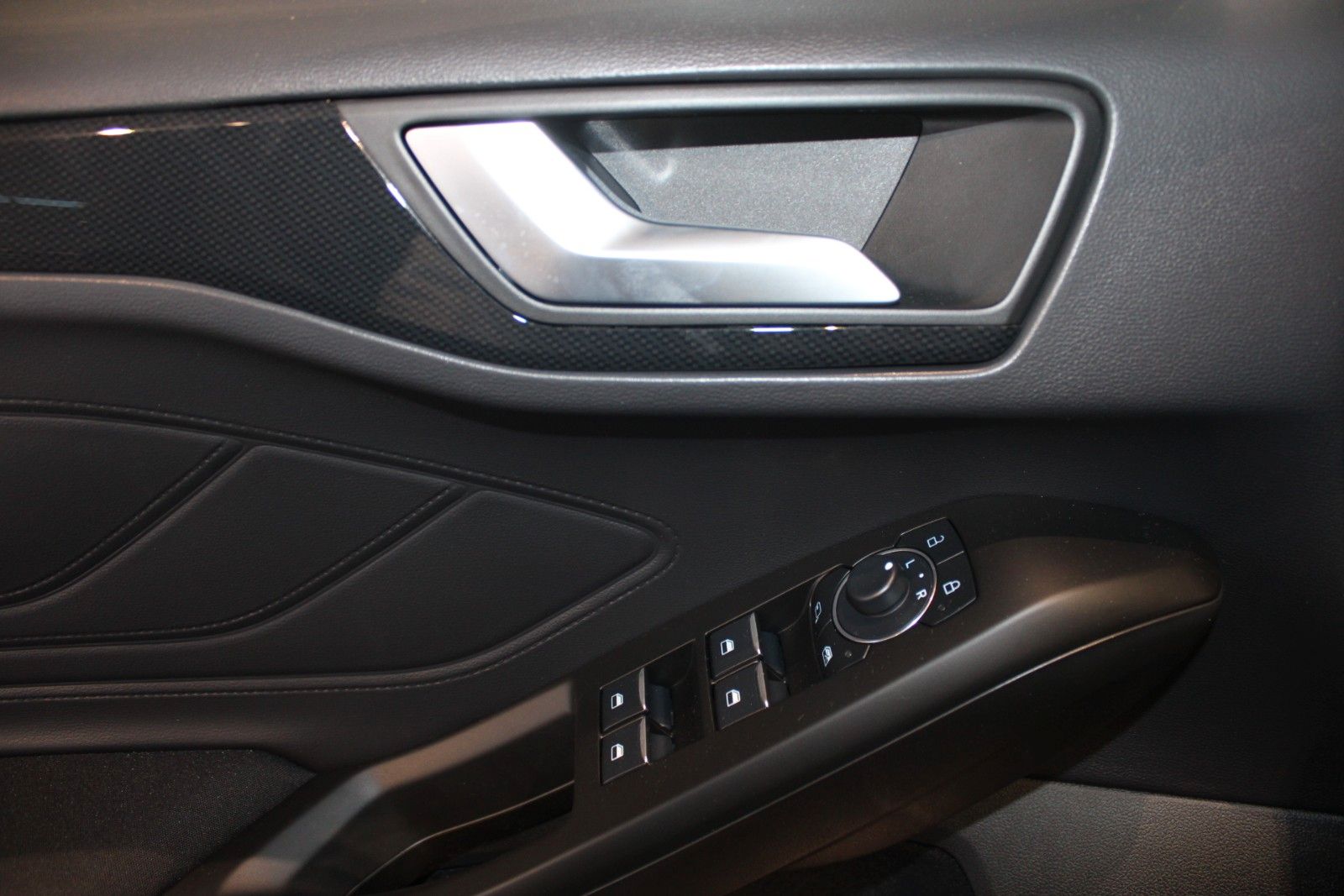 Fahrzeugabbildung Ford Focus ST-Line X Automatik PANODACH + 18 ZOLL