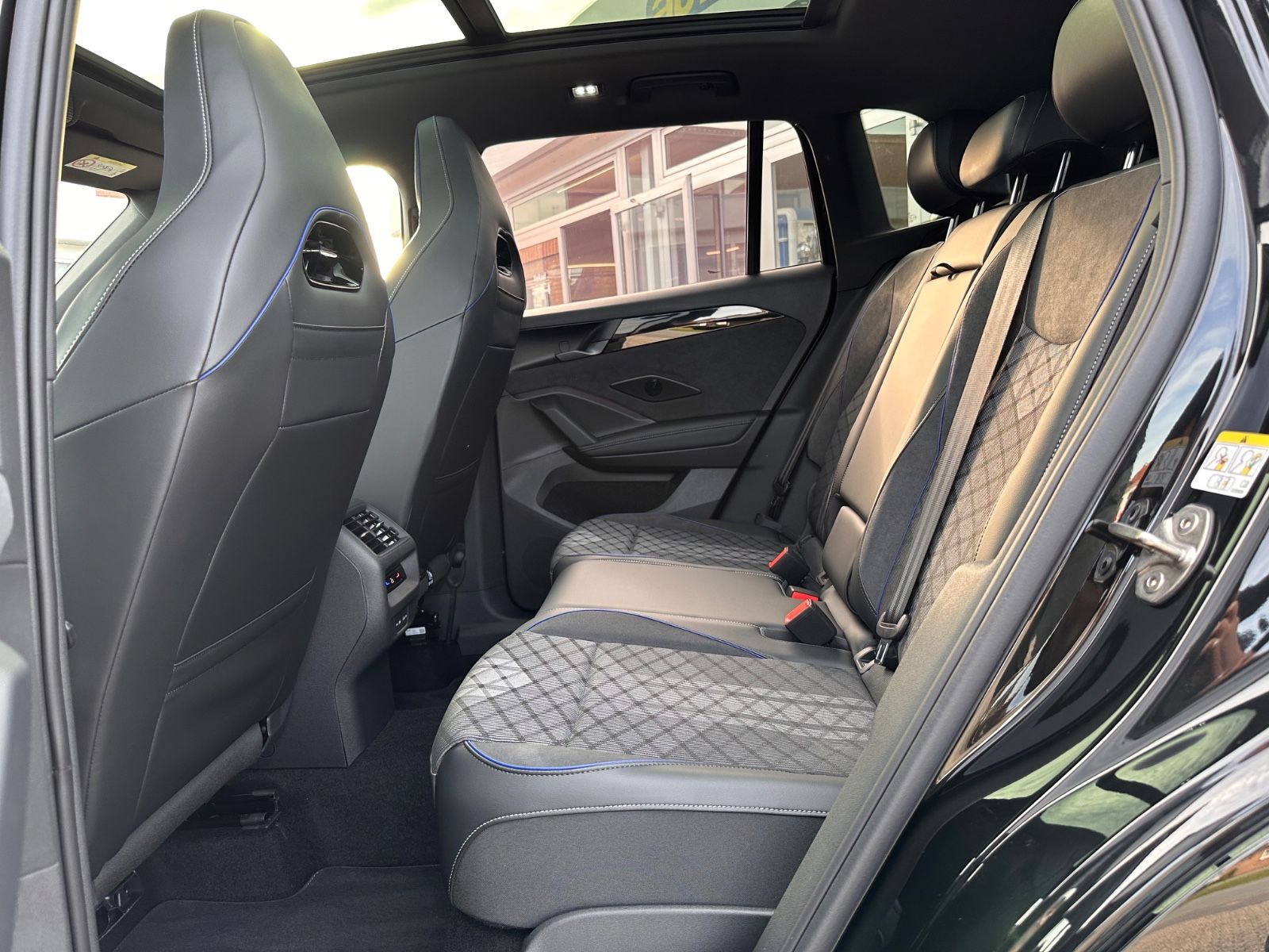 Fahrzeugabbildung Volkswagen Tiguan R-Line 2.0 TDI DSG Black/Pano/Matrix/AHK