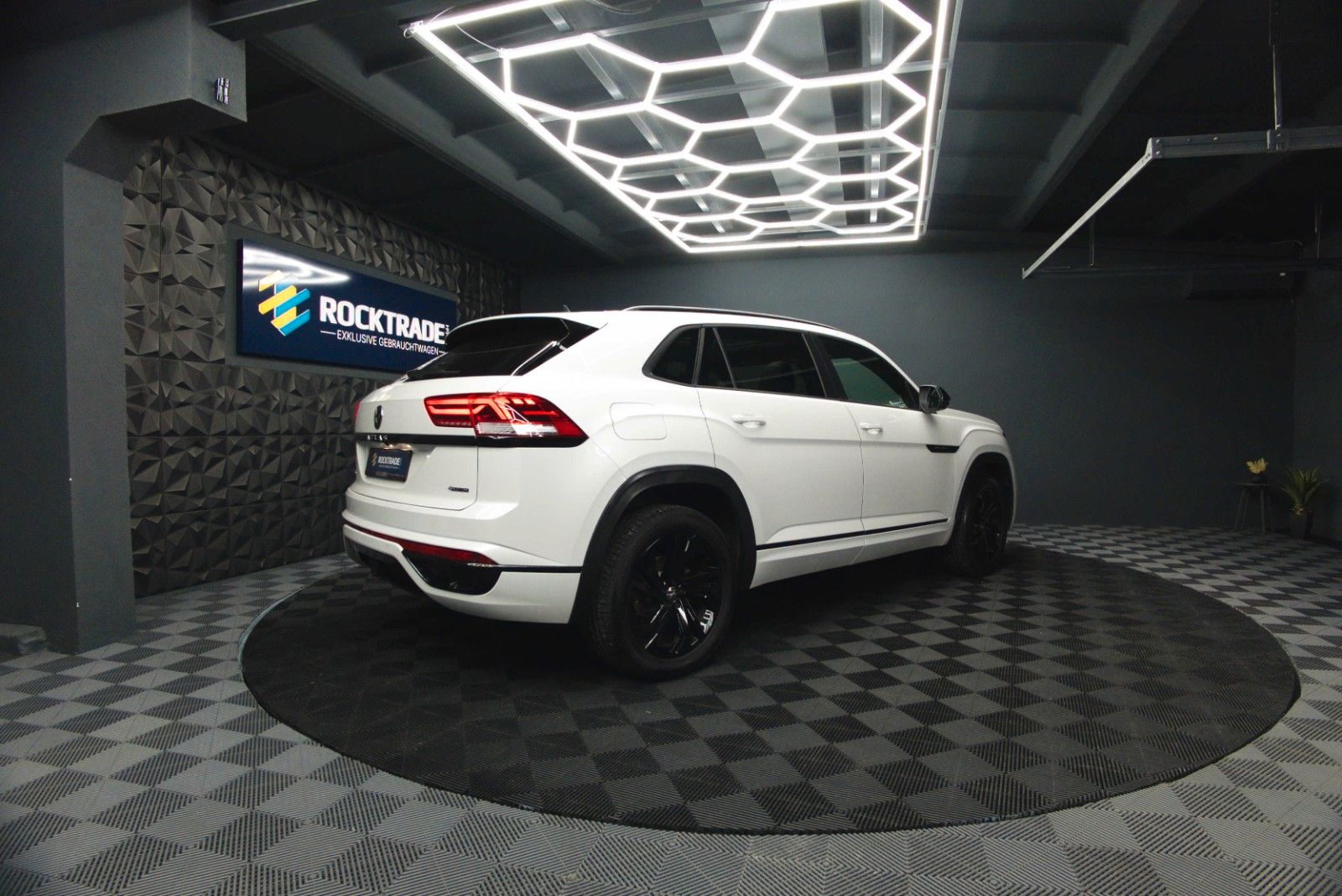 Fahrzeugabbildung Volkswagen ATLAS 3.6 Cross Sport 4x4 R-Line Black 4Motion