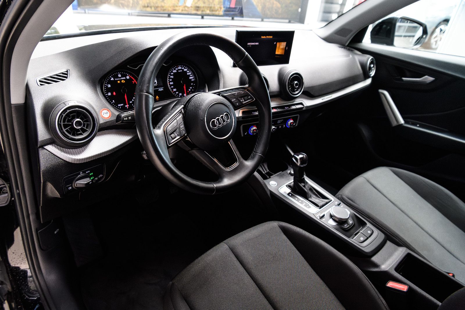 Fahrzeugabbildung Audi Q2 35 TFSI S tronic LED/SZH/RFK/NAVI/GJR