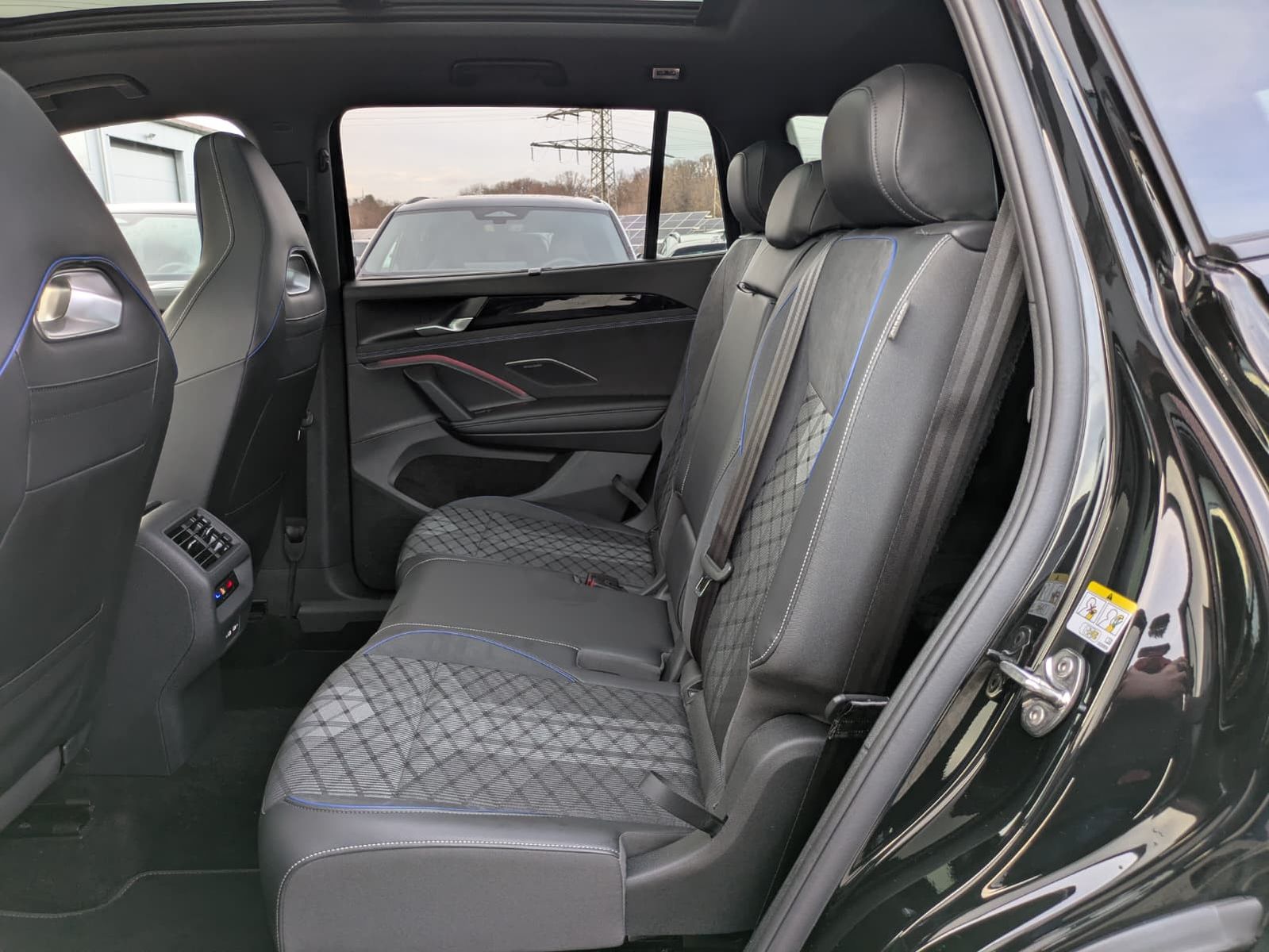 Fahrzeugabbildung Volkswagen Tayron 2.0 TDI 4M R-Line 7Si*MATRIX*AHK*PANO*HUD