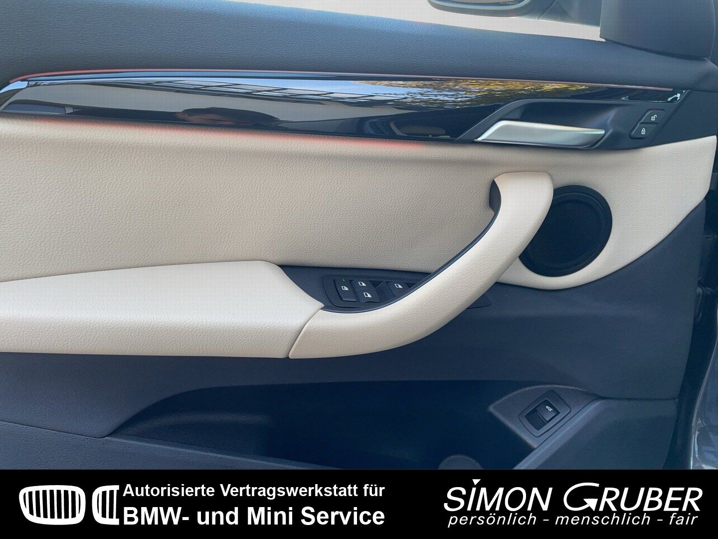 Fahrzeugabbildung BMW X1 xDrive20d Sport Line Navi+ HUD LED Kamera AHK