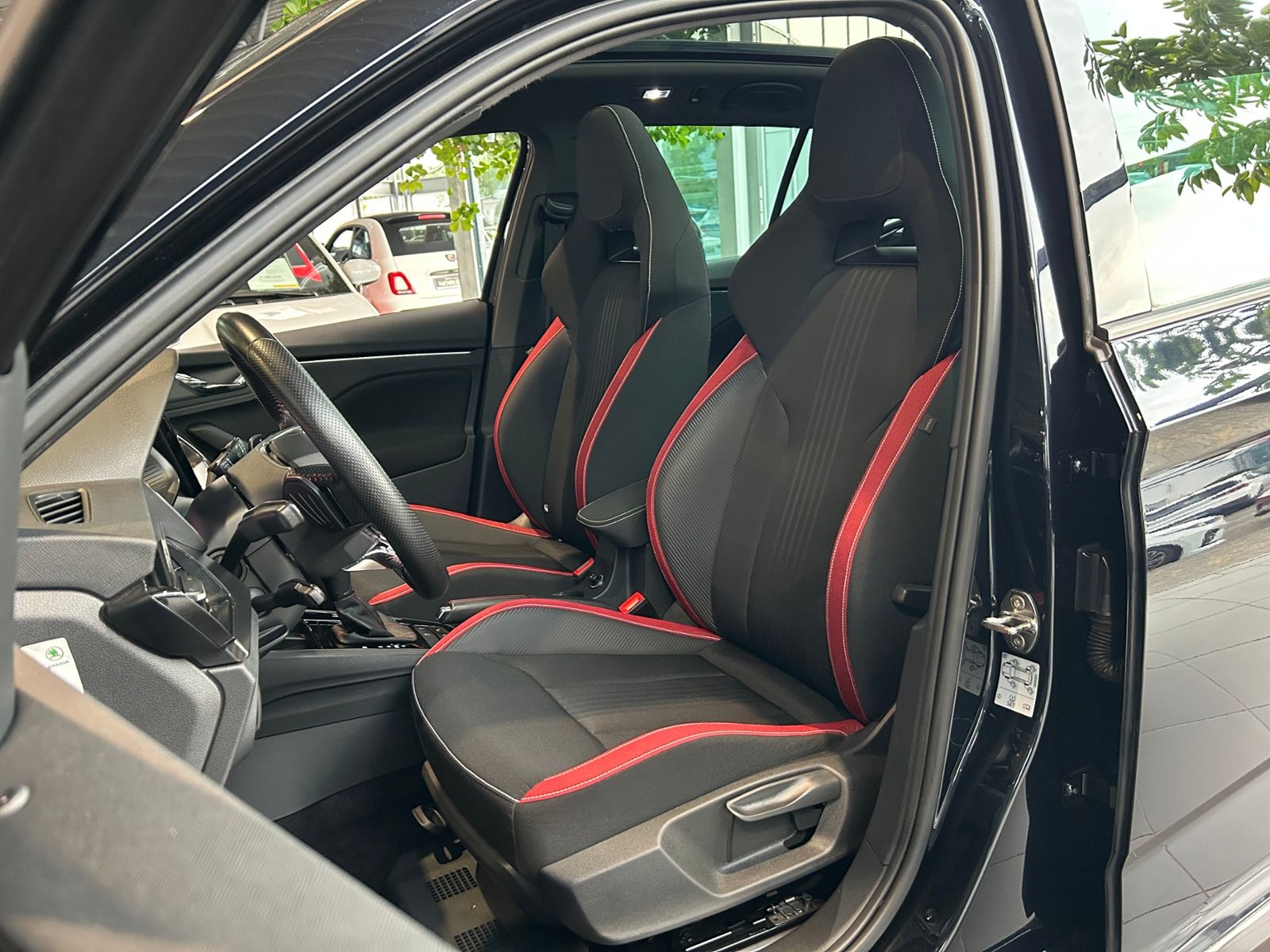 Fahrzeugabbildung SKODA KAMIQ Monte Carlo PANO LED NAVI