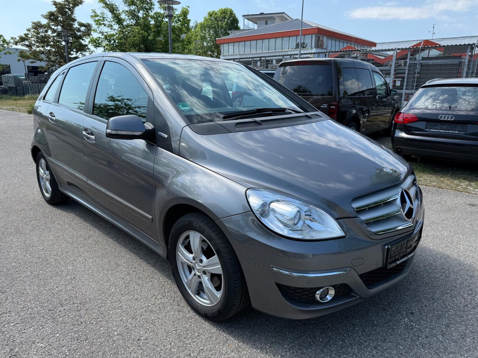Mercedes-Benz B180 2011 — салон