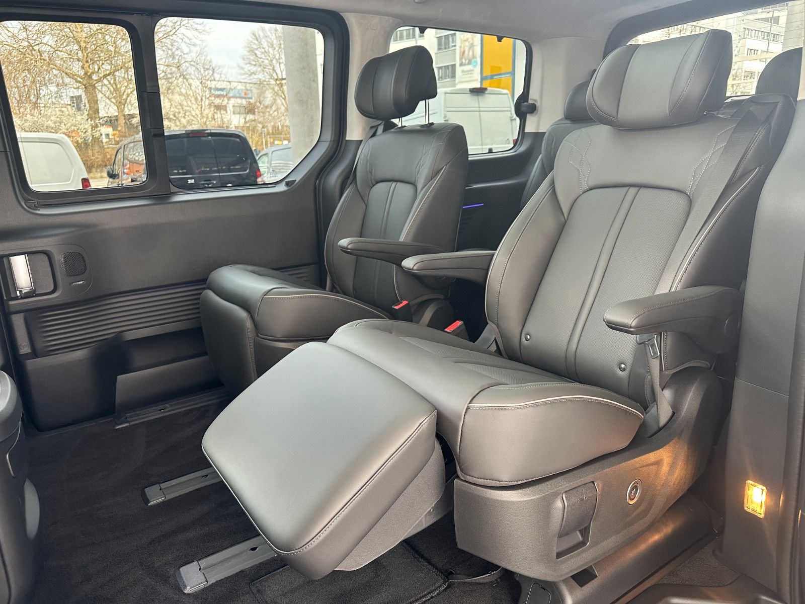 Fahrzeugabbildung Hyundai Staria Signature Hybrid 1.6l 215PS Panorama/Navi