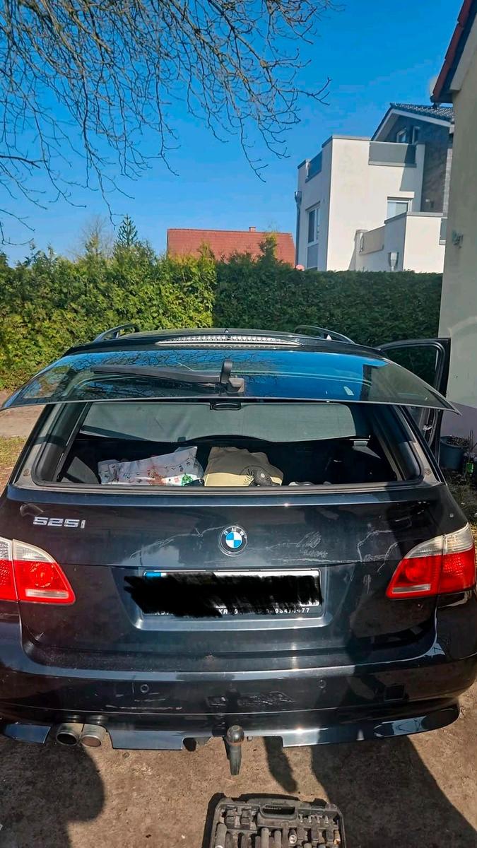 BMW 520 2004 — rear view