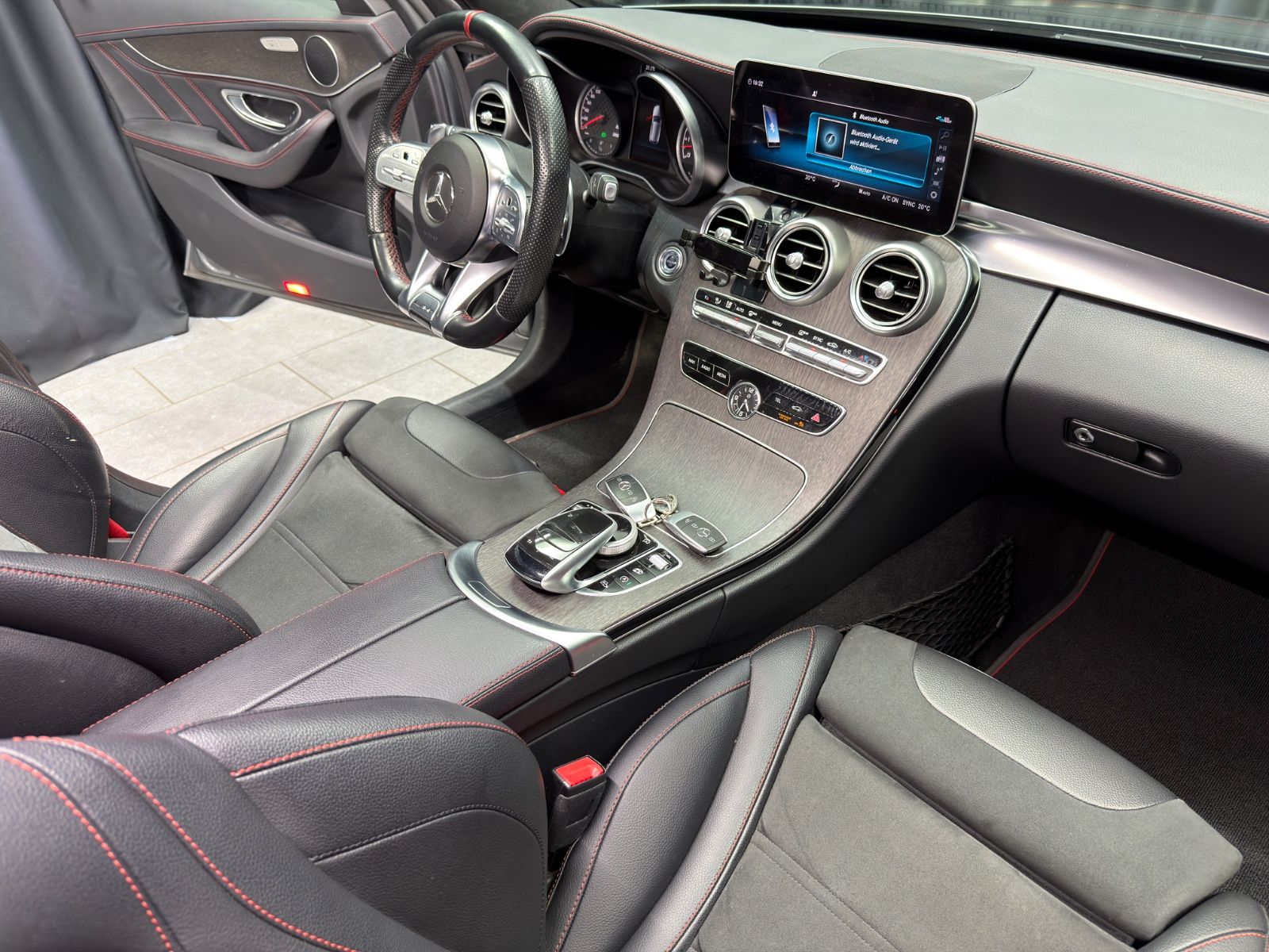 Fahrzeugabbildung Mercedes-Benz C 43 AMG T|PANORAMA|PERFORMANCE|NAVI|AHK