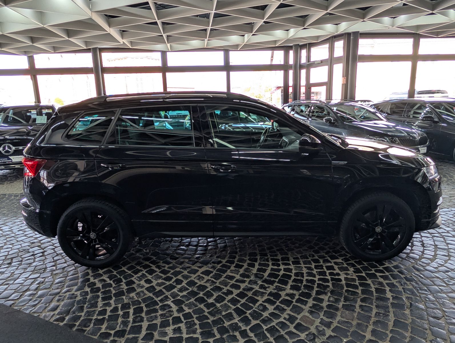 Fahrzeugabbildung SKODA Karoq Sportline 4x4 2.0 TSI ACC APP 4xSHZ AMBI