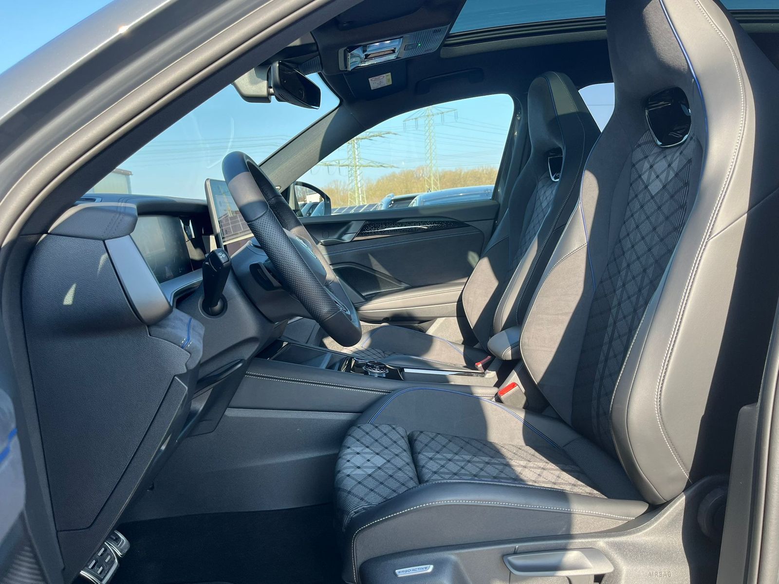 Fahrzeugabbildung Volkswagen Tayron 2.0 TDI 4M R-Line BLACK*7Si*MATRIX*PANO