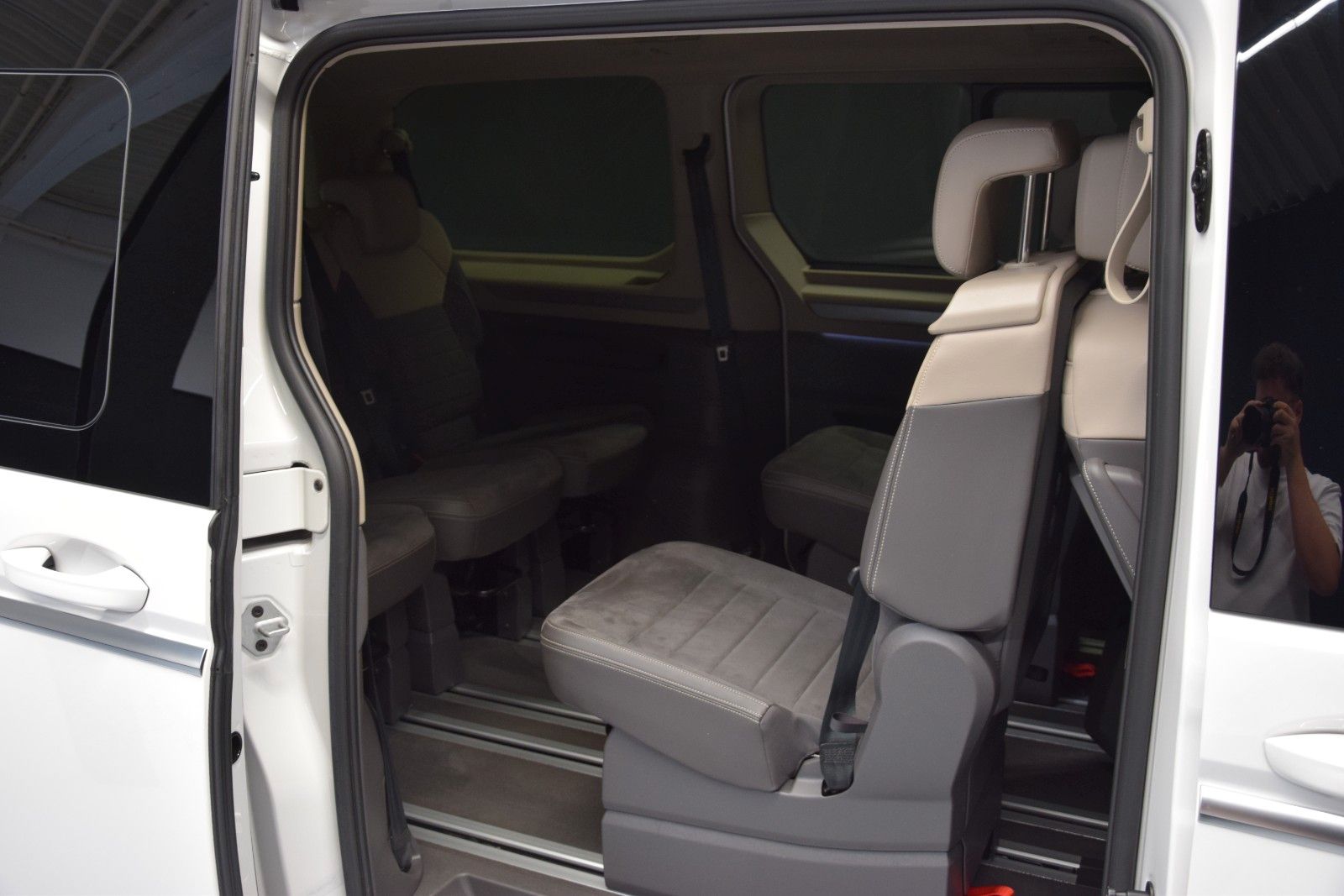 Fahrzeugabbildung Volkswagen T7 Multivan Style lang ACC Matrix vis-a-vis AHK