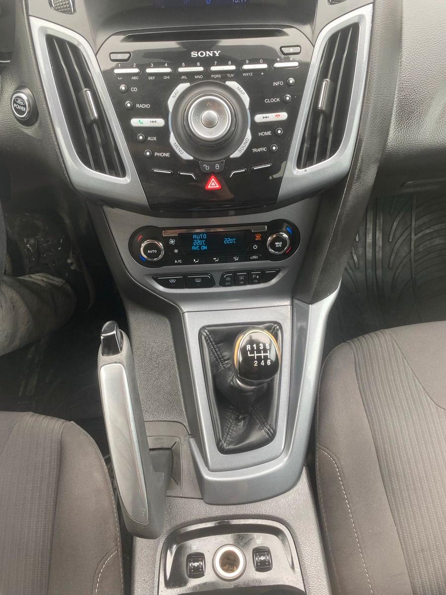 Ford Focus 2011 — photo 15
