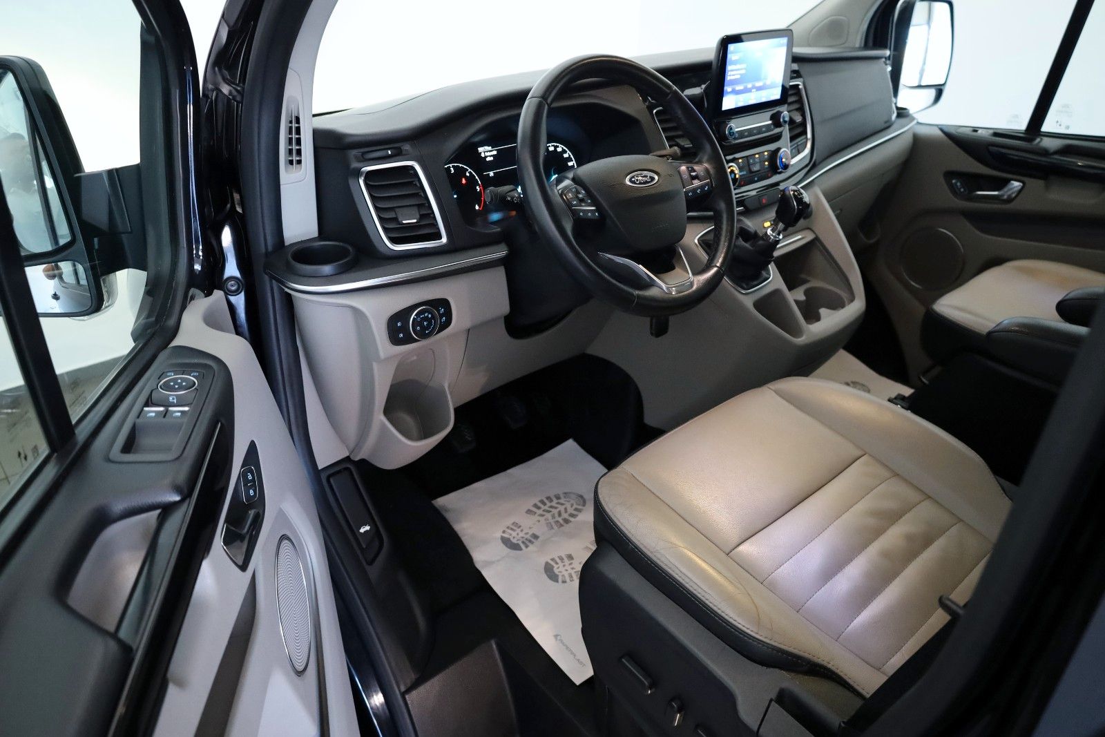 Fahrzeugabbildung Ford Tourneo Custom TITANIUM X 8 Si,Leder,Navi,Xenon