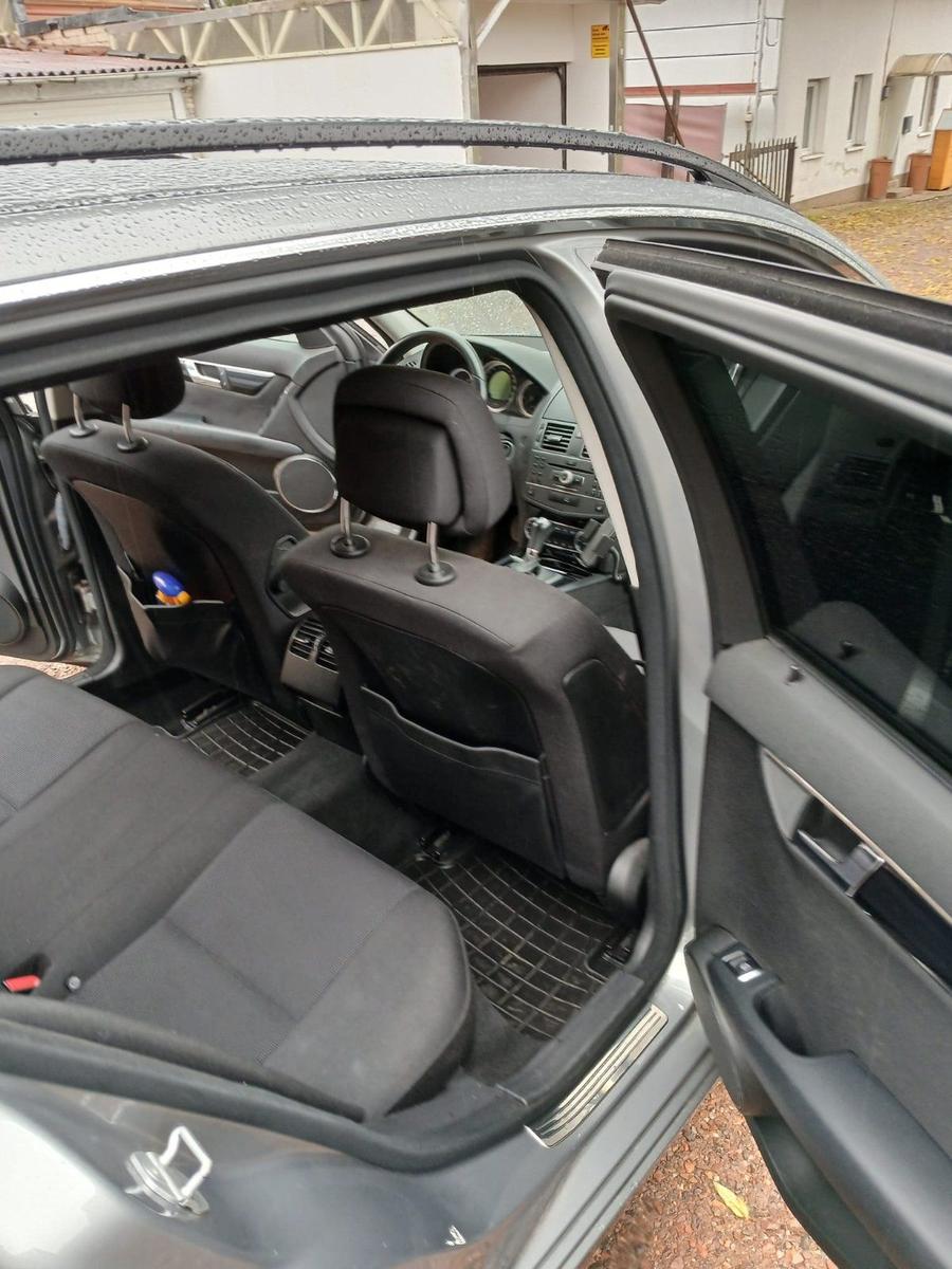 Mercedes-Benz C200 2010 — photo 11