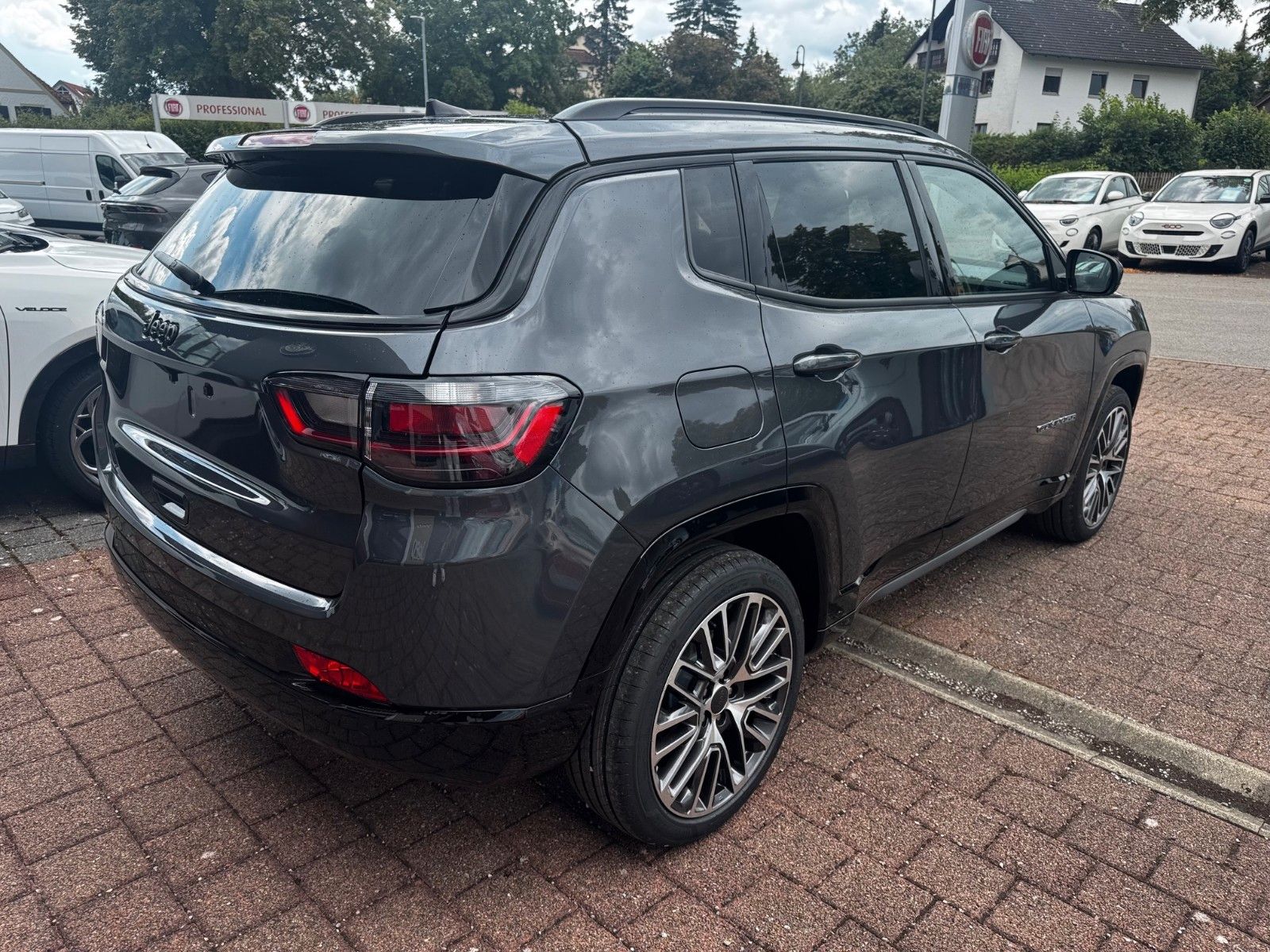 Fahrzeugabbildung Jeep Compass 1.5l Summit Navi ACC Sitzbelüftung  LED