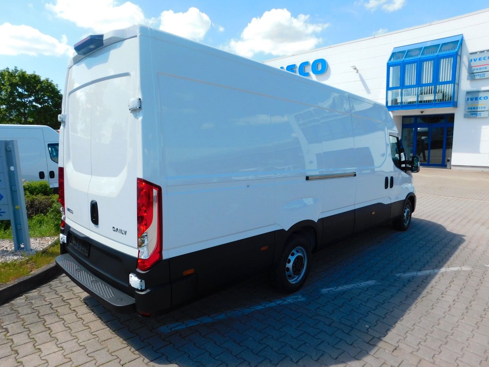Fahrzeugabbildung Iveco Daily Kasten 3,0 Diesel/Verkleid+Holzboden
