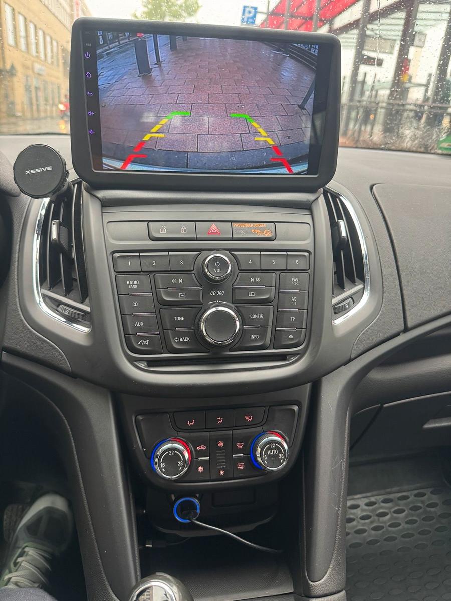Opel Zafira 2012 — rear view