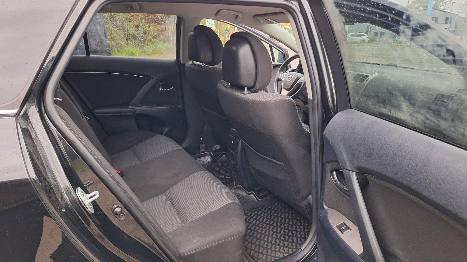 Toyota Avensis 2010 — photo 11
