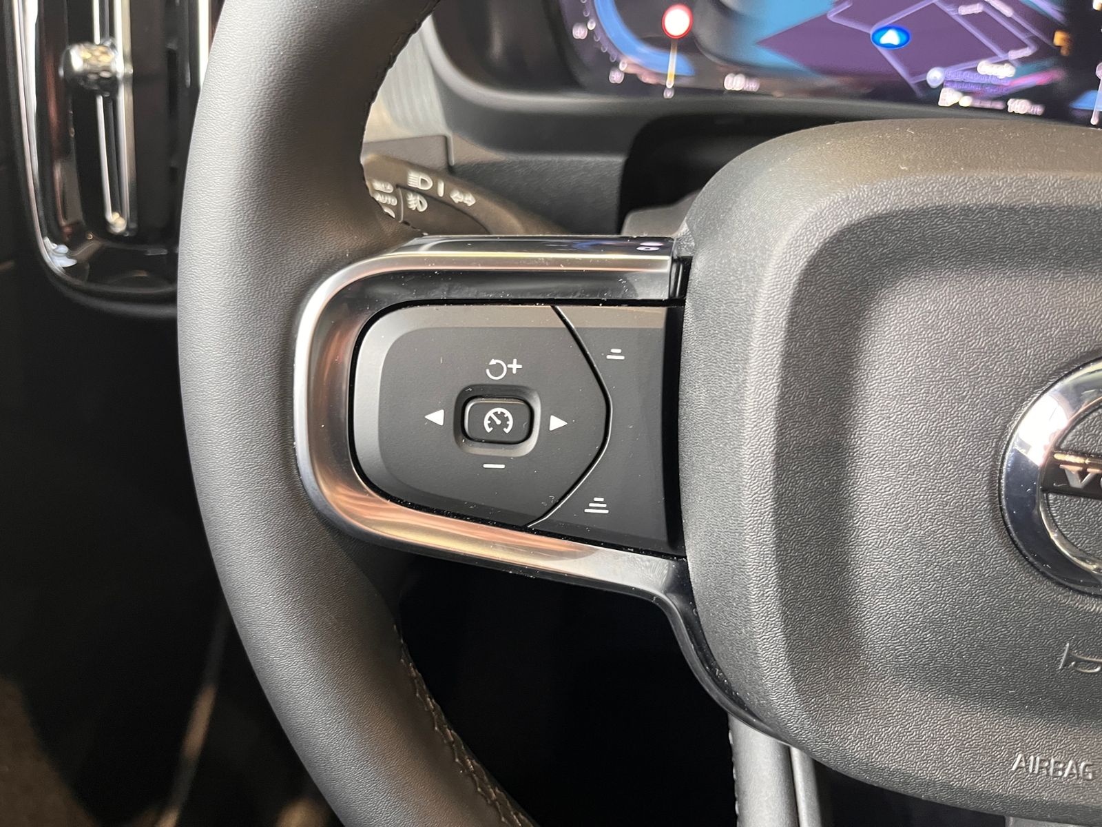 Fahrzeugabbildung Volvo XC40 Ultra Dark PANO AHK 21" 360° KAM