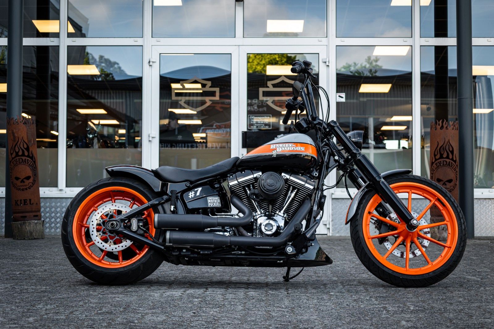 Fahrzeugabbildung Harley-Davidson FXSB Breakout 103 - Kesstech/Airride/Heckumbau -