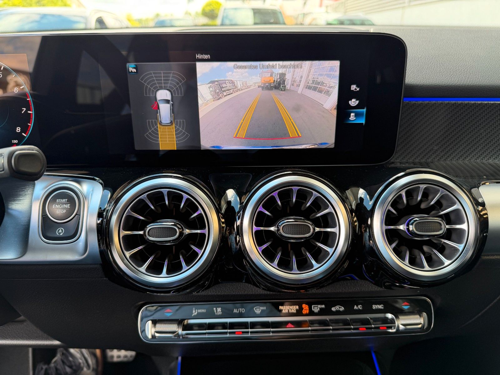 Fahrzeugabbildung Mercedes-Benz GLB 200 AMG MBUX+AMBIENTE+R-Kamera+Carbon+ALARM