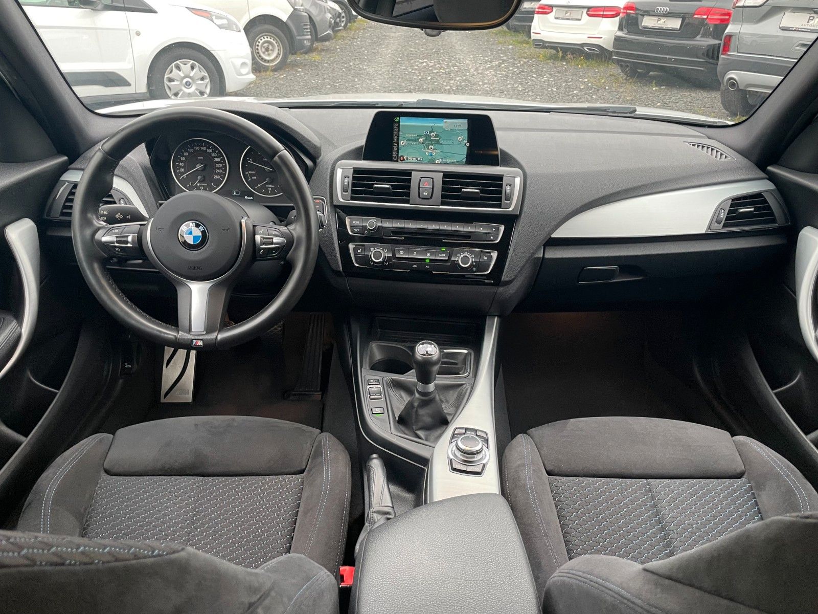 Fahrzeugabbildung BMW 118d 5-Türer M SPORTPAKET Navi LED PDC M SPORTFW