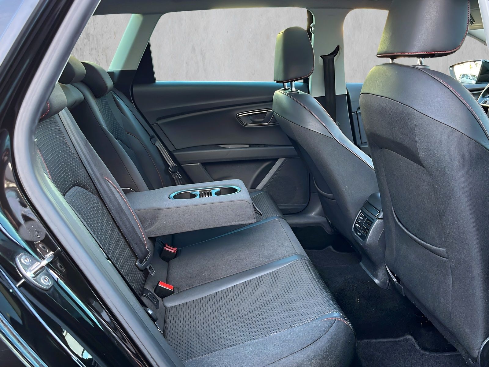 Fahrzeugabbildung SEAT Leon 2.0 TDI ST FR DSG NAVI PANO LED TEMPOMAT