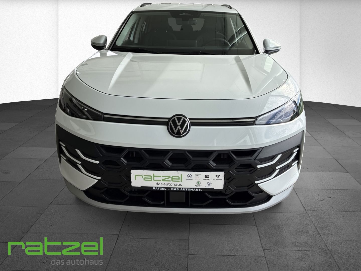 Fahrzeugabbildung Volkswagen T-Roc 1.5 eTSI AHK+Ganzjahresreifen+Navi