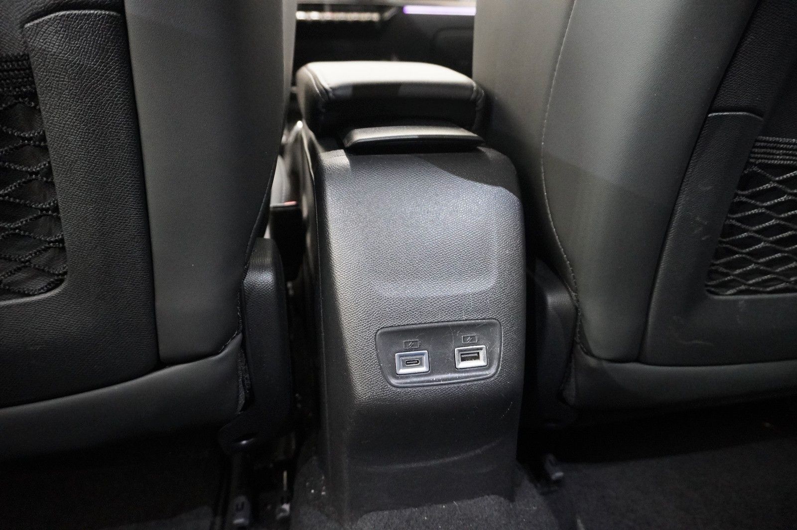 Fahrzeugabbildung Peugeot 2008 1.2 HYBRID GT E-DSC NAVI/LED/KAMERA/SPORT