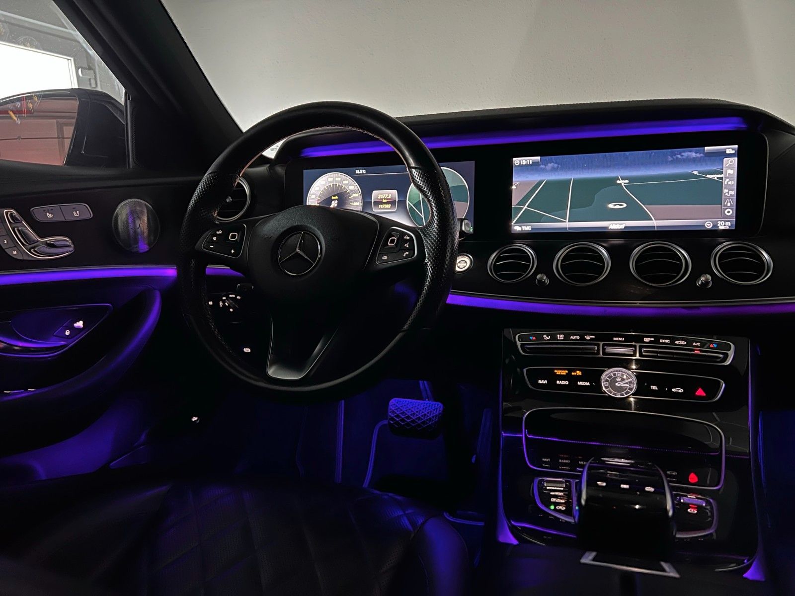 Fahrzeugabbildung Mercedes-Benz E 350 d AMG-LINE/MASSAGE/BURMESTER/DESIGNO/WIDE