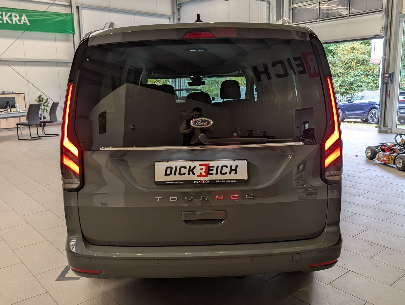 Fahrzeugabbildung Ford Tourneo Connect L2 Titanium 7-Sitze Bi-LED Cam A