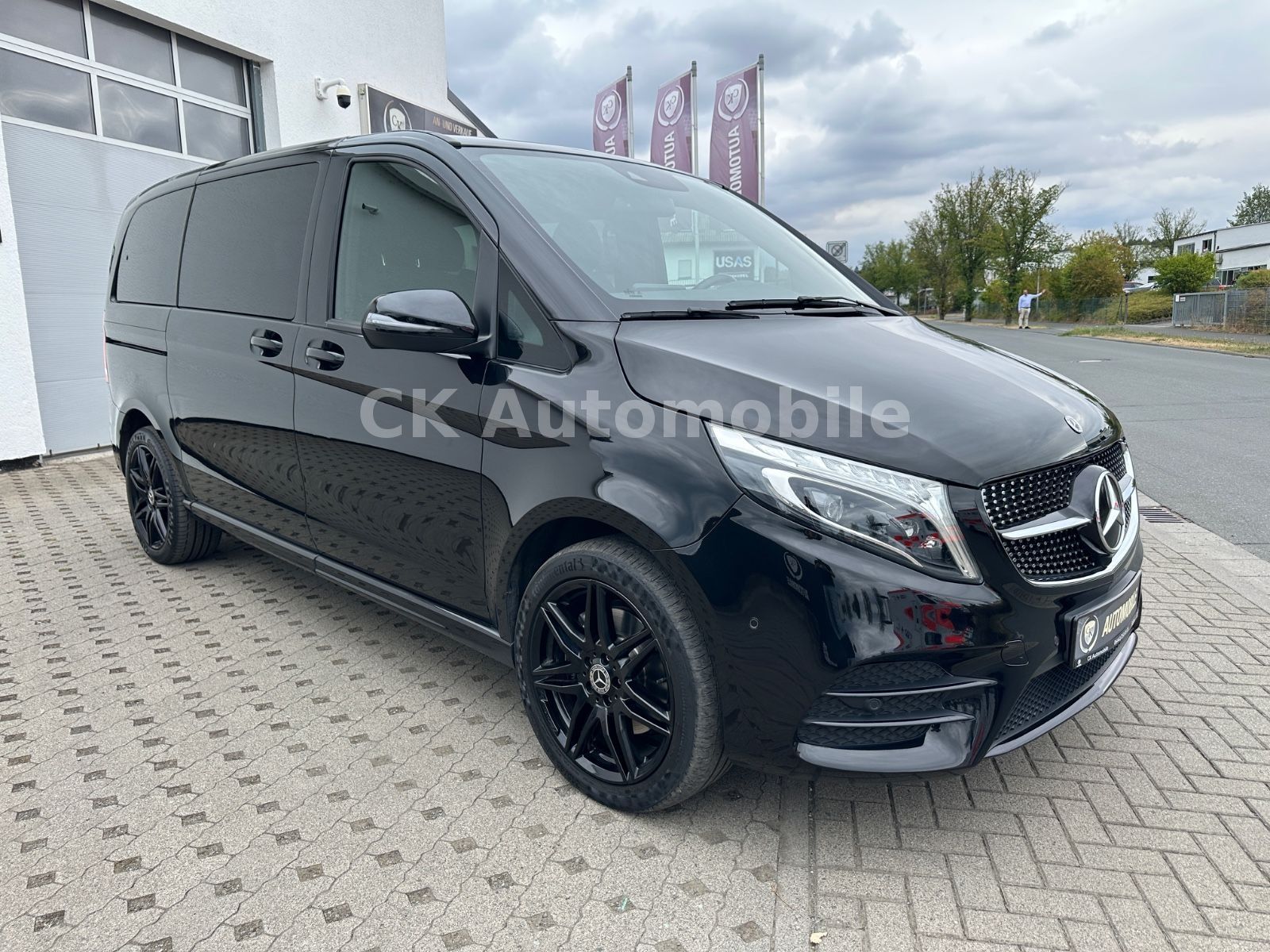 Fahrzeugabbildung Mercedes-Benz V 250d Edition 4MATIC Kompakt AMG-Line / 6 Sitze